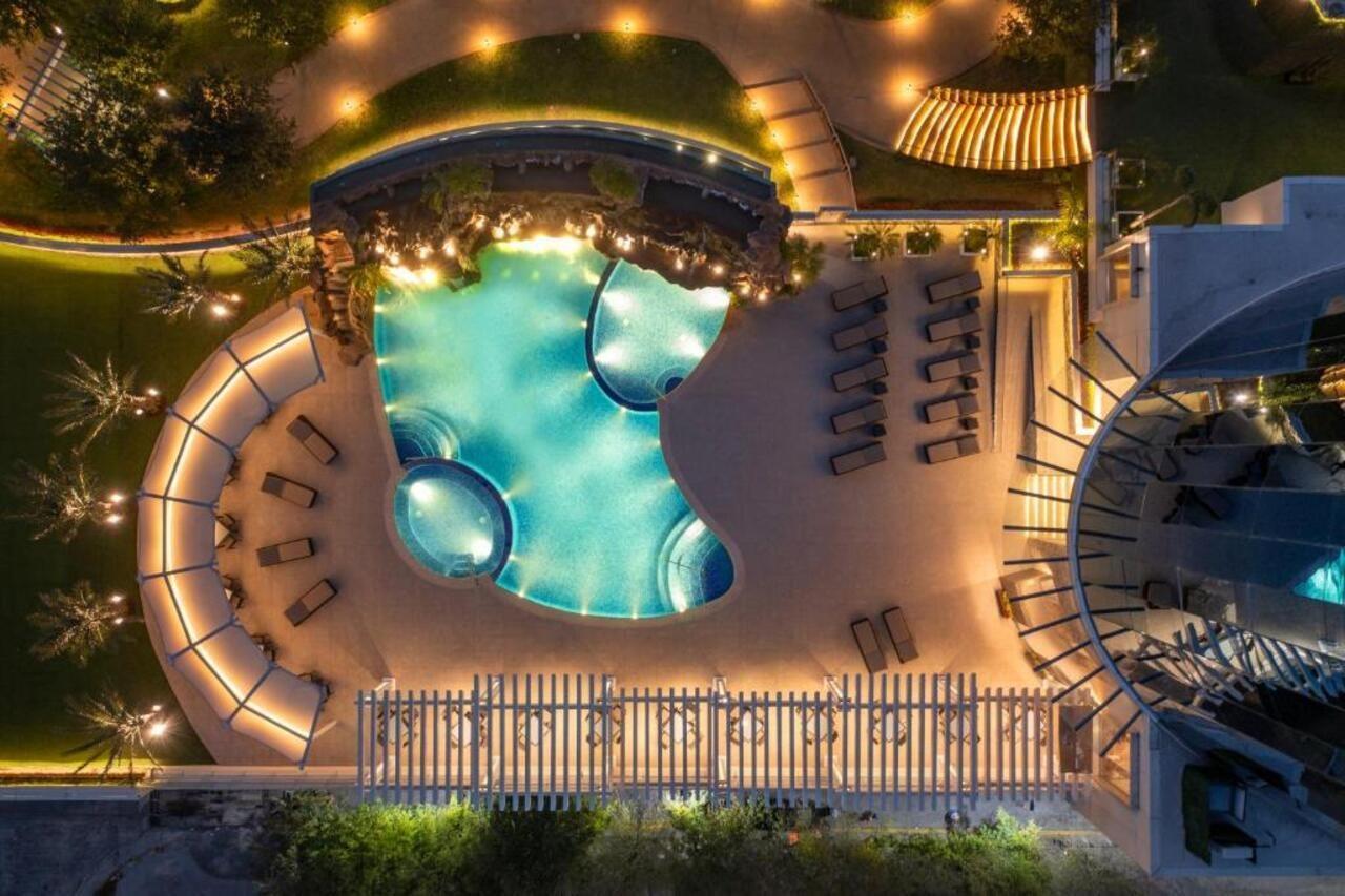 Hotel Safi Royal Luxury Metropolitan à San Pedro Garza Garcia Extérieur photo Aerial view of the pool at the hotel